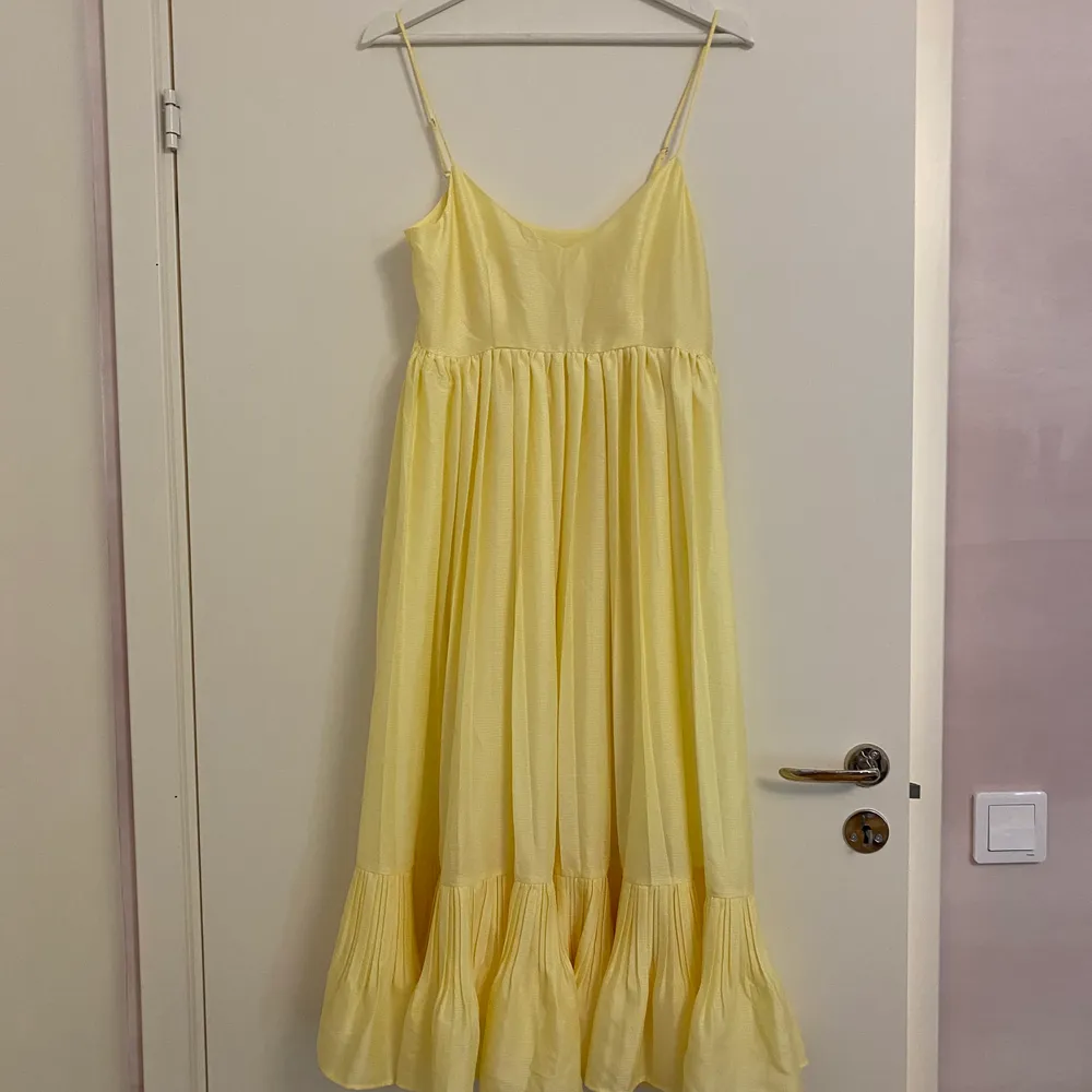 En drömmig klänning från H&M som tyvärr inte kommer till användning då den är för liten, så den sitter mer som en 36:a.. Klänningar.
