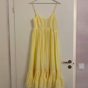 En drömmig klänning från H&M som tyvärr inte kommer till användning då den är för liten, så den sitter mer som en 36:a.
