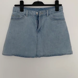 Jeanskjol i ljusblå  - Kan sänka priset vid köp av flera plagg