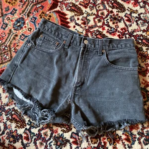 Levi’s shorts  - Superfina shorts i bra skick som tyvärr blivit för små för mig 🌸💗  Köpta secondhand i Australien. Dessa är i strl 32 som motsvarar 40 i EU storlekar! 