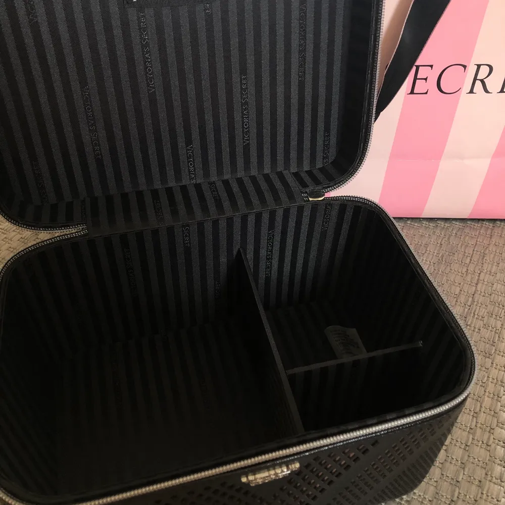 Victoria’s Secret sminkväska, nyskick, aldrig använd. Höjd:15,5 cm.   Bredd:16cm.   Längd:24cm.   Nypris: 499kr. Kvitto finns! Frakt tillkommer.. Övrigt.