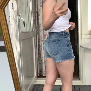 Jeansshorts - (GRATIS FRAKT) Snygga jeansshorts i fint skick! 