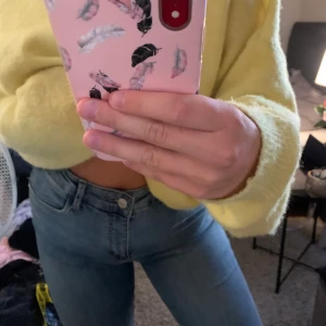 populära Mango jeans - Funderar att sälja mina jeans från mango som är så sjukt sköna men har för mke jeans haha, de är i strl 40 men jag har 36/38 på jeans och de sitter bra på mig. Färgen är som på sista bilden me strl, bud från 200kr 💕💖