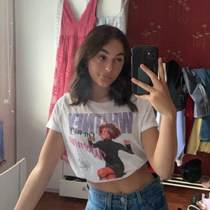 H&M t-shirt - En jättefin t-shirt från H&m med Whitney Houston tryck💕 Fin att vika upp så att den blir lite mer croppad☺️  köparen betalar för frakt 