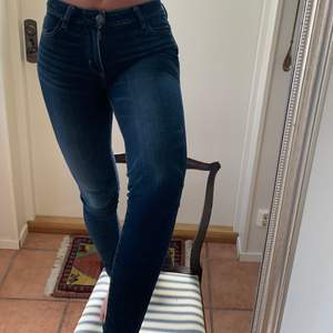 Jeans i storlek 0 long från American Eagle. Super stretchiga! Vet inte vilken storlek det motsvarar men jag bär ofta 36, är 176 lång.