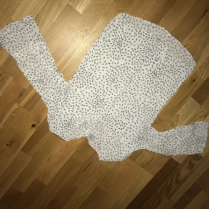 Blus från vila i strlk 38 - Fin vit blus med gråa prickar. Känns mer som en storlek 36 i passformen