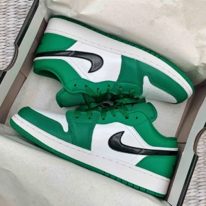Jordan 1 Low Pine Green - (Bud ligger på 1800) Säljer dessa helt nya Jordan 1s då jag köpte en storlek för stora. Frakt med spårbart tillkommer på 60kr. Buda i kommentarerna eller skriv privat💚 Skorna är helt nya och oanvända för er som undrar och det är min bild