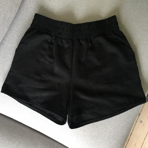 Shorts mocka  - Supersöta högmidjade shorts i mocka från Tezenis. Storlek S. Bra skick