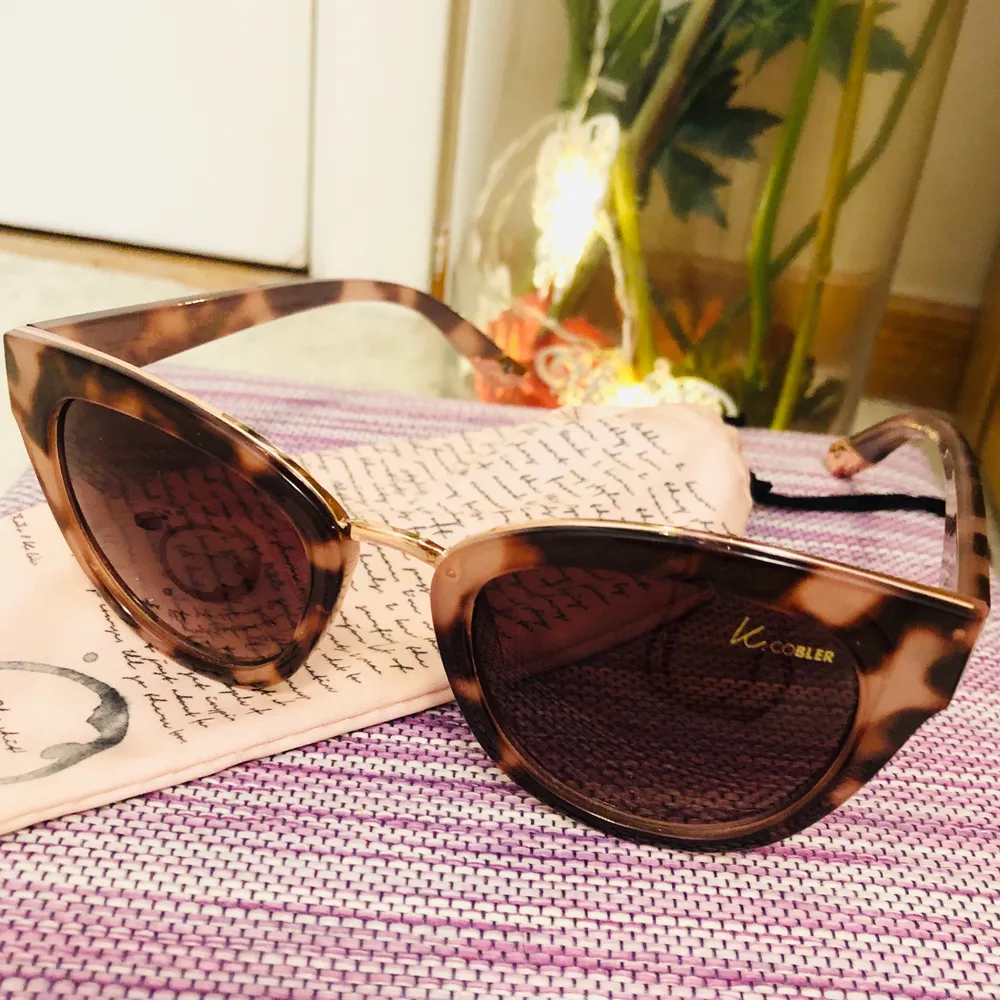 Nice sunglass that you can wear now in summer time 😎 used once on a trip 💋😍🌺 I bought in Korea 🦋👛👩🏻‍🦰 (accept Swish only) 🥰. Accessoarer.