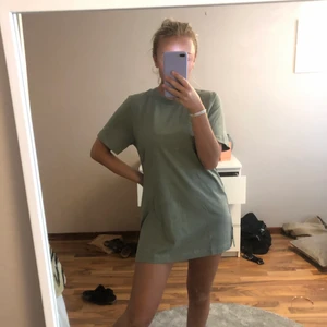 T-shirt klänning - T-shirt klänning från Gina tricot! Jag är 1,65 och har storlek S i denna! Säljer den i både S och XS. Man kan använda dom som längre t-shirtar också. Prislappar finns kvar. Nypris är 179 kr. 