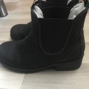 Säljer mina svarta låga johnny bulls vinter boots Använda men i bra/rent skick, :) 