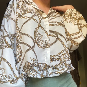 Goldchain blus - Gina blus med guld detaljer, super fin