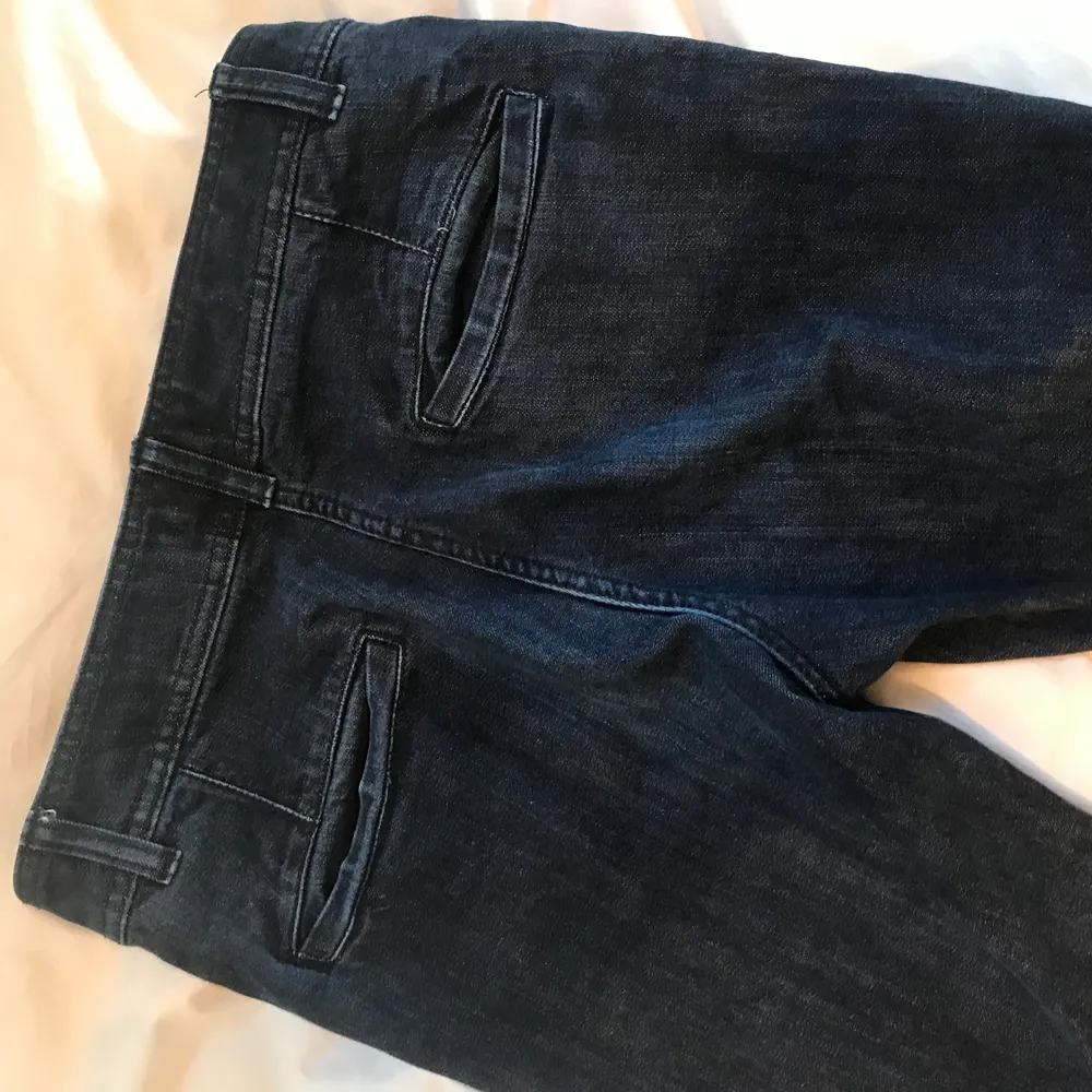 Säljer dessa byxor då de är lite tajta över min rumpa..👍🏻 men annars är de jättesnygga och i bra skick.. Jeans & Byxor.
