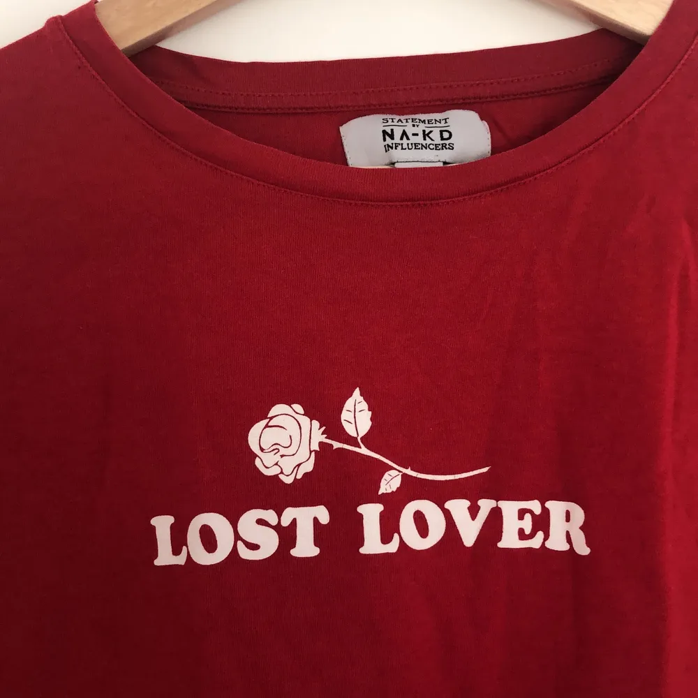 T-Shirt ifrån NA-KD, knappt använd. Spårbar frakt på 63 kronor tillkommer ☀️. T-shirts.