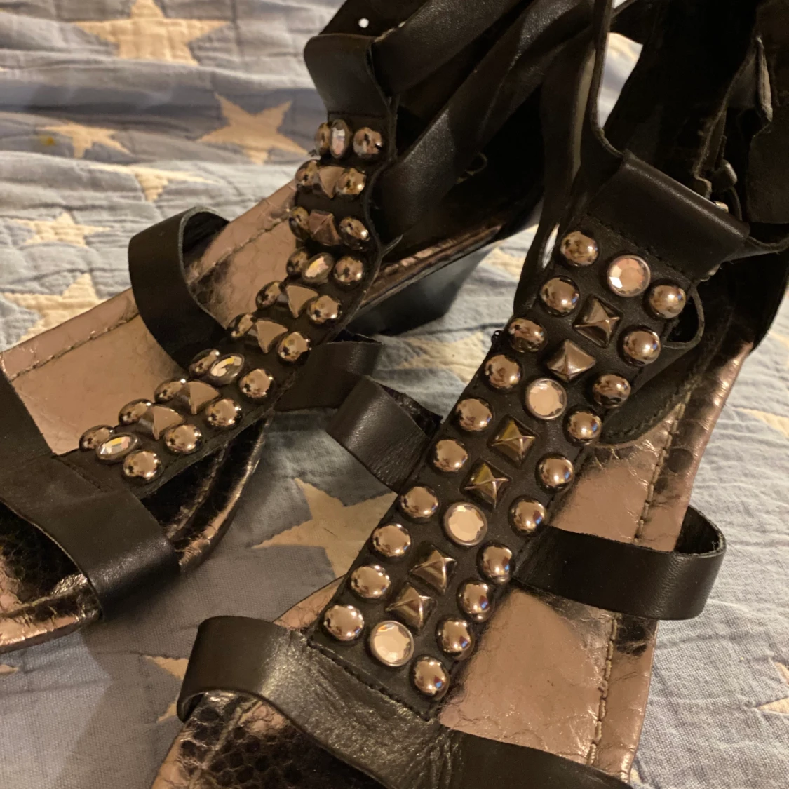 Guess sandal med bling och nitar 