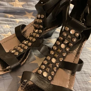 Guess sandal med bling och nitar  - Guess sandal några få ggr använd 