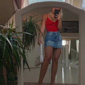 Sommarbody! - Super söt body! Fin röd färg och knappt använd, knytningen är dock inte justerbar. Passar mig bra!