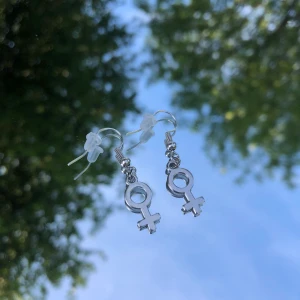 Örhängen med kvinnosymbolen  - Handgjorda silvriga örhängen med kvinnosymbolen! Köparen står för frakt på 11 kr ❤️