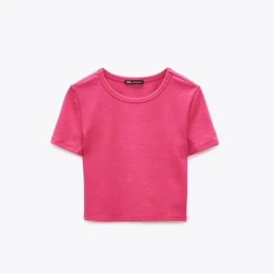 Rosa basic topp - En rosa topp som slutar över kalven, helt oanvänd. Frakt tillkommer!