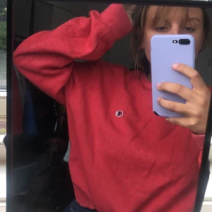 Champion tröja - En supersnygg retro sweatshirt ifrån champion.  Tröjan är i storlek L så sitter perfekt oversized på mig som är en small. Skriv gärna om ni har några frågor oxh budgivning ifall det är flera intresserade. Frakt tillkommer😋❣️