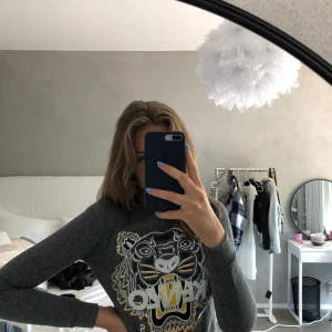 Kenzo tröja - Säljer min kenzo tröja i stolek XS, men funkar även för en som har stolek S. Tröjan är gråmelerad med tryck. Tröjan är i fint skick. Nypris 2199 kr säljer nu för 750 kr inklusive frakt, priset går att diskutera 