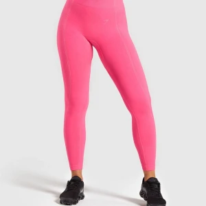  Ultra seemless tights - Super coola neonrosa tights från Gymshark. Använda endast ett fåtal gånger. Säljer på grund av att dom tyvärr aldrig kommer till användning. Nypris ”650kr)