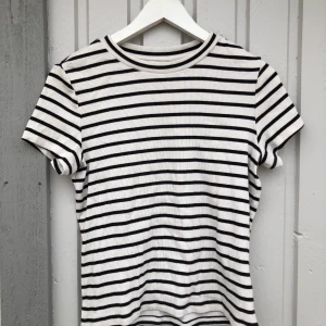 T-shirt från Monki - T-shirt från Monki i storlek medium. Knappt använd passar   en S precis lika bra som M. 30kr + frakt 🦋💫