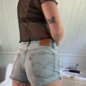 Levis shorts waist 26, passar en 34-36 - Shorts från Levis i modellen 501, i bra skick. Ljus tvätt med slitningar. Inköpta för 550 säljer för 250 då dem tyvärr är för små