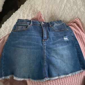 Jeanskjol från Zara🦋 - Säljer en jättefin jeanskjol🦋 Strl: XS Skriv gärna om ni har någon fråga eller vill se en bättre bild på hur den sitter🥰 