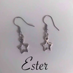  - Örhänget ”Smilla” finns att hitta mer info om på ”adelajwrly” på instagram!  Gratis frakt!  Beställningar sker antingen genom insta-dm eller här på plick!💗 