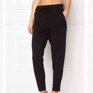  - Svarta Poptrash Byxor, mjukt material och ganska tjocka, kommer ej med snören till midjan