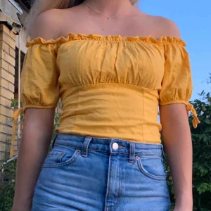  - En söt och gul topp