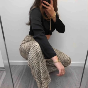  - As coola byxor i stretch, säljer för använder dem nästan aldrig. Är själv i storlek S/mer mot M✨  (köpta för 399kr)