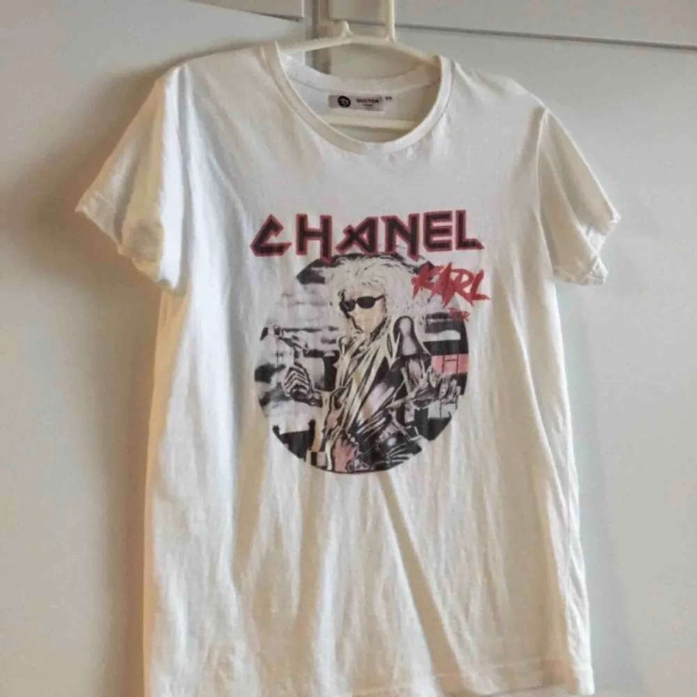 Karl Lagerfeld Chanel tröja  . T-shirts.