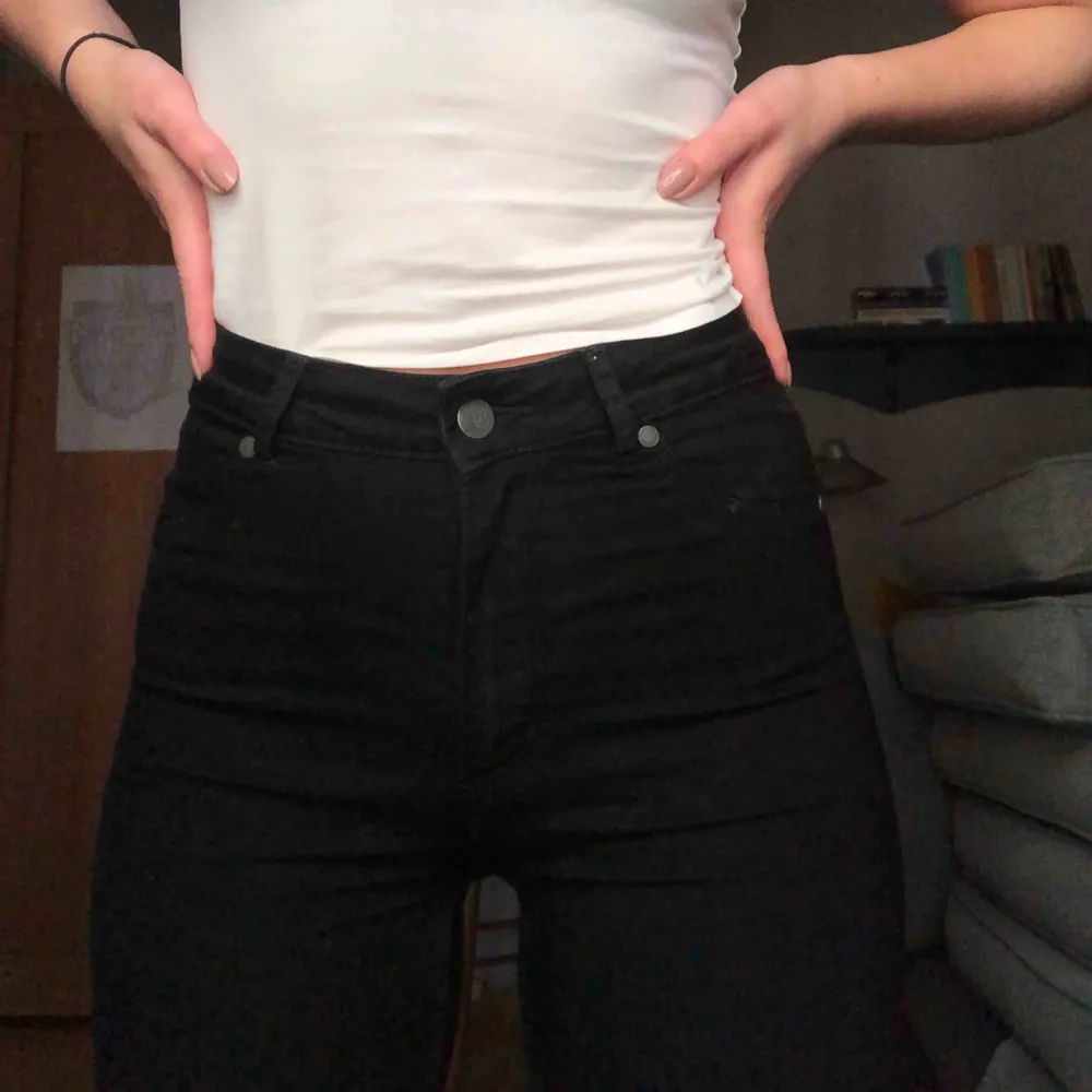 Svarta högmidjade tajta jeans från Cheap Monday. Knappt använda för jag har andra jeans jag tycker om bättre, mycket bra skick.. Jeans & Byxor.