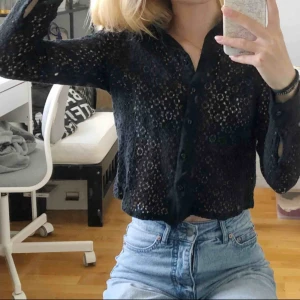  - Spetsskjorta från H&M 🌟 Sparsamt använd och i väldigt bra skick. Frakt ej inräknat i priset 💫