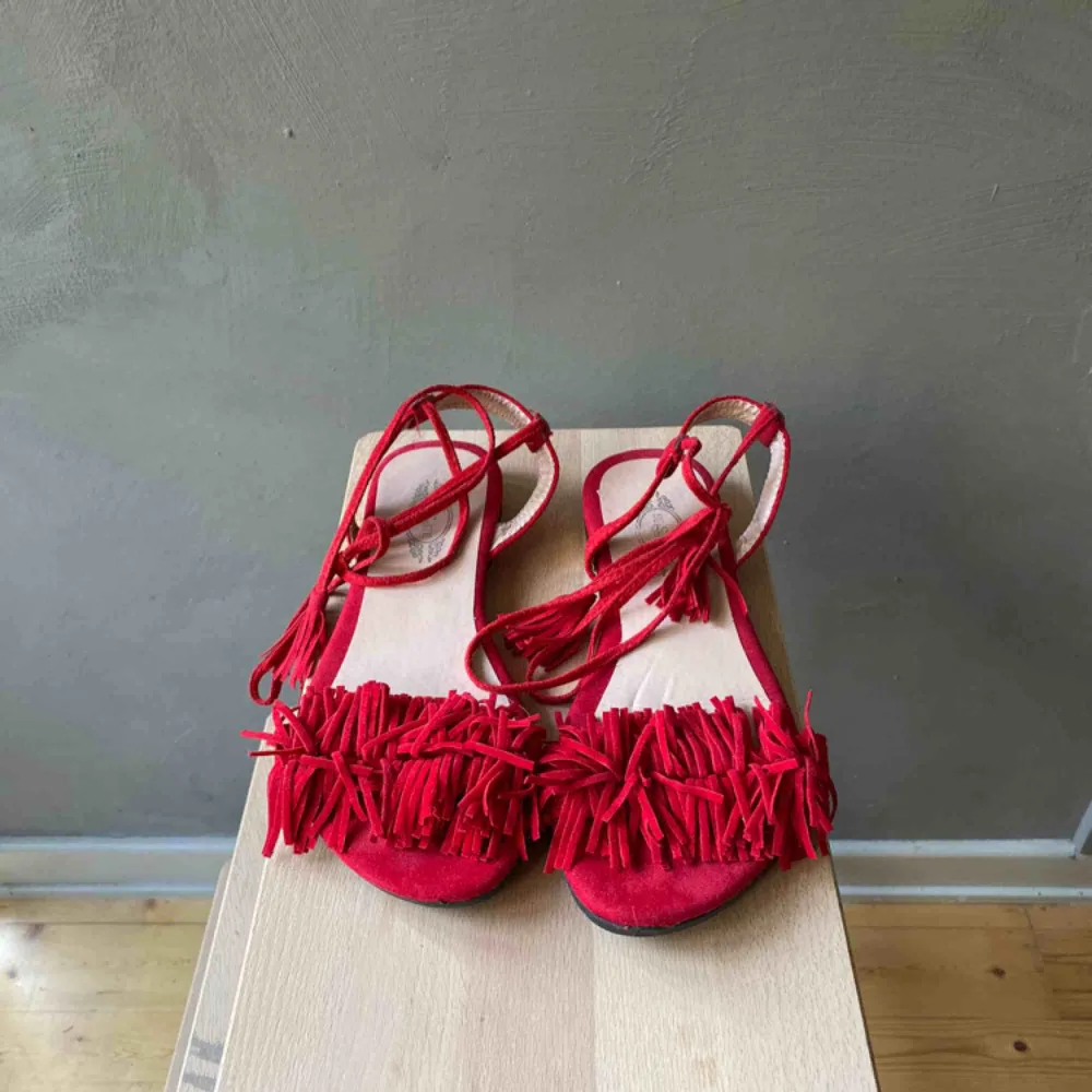 Fina röda sandaletter med knyten och toffsar från Be Site. Knappt använda, i mycket gott skick. Köparen betalar frakten 📦 tar swish ✨. Skor.