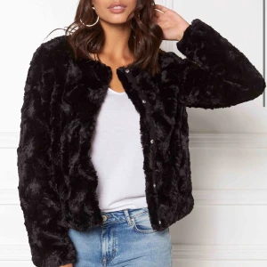  - Fuskpäls jacka ifrån Vero Moda. Ca 6 månader gammal & knappt använd, som i nyskick.  Jag tog storlek XL då jag ville få plats med en tjockare tröja under utan att det blir för tight. Köparen står för frakt! 