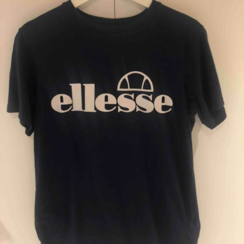 En marinblå tröja från Ellesse, storlek S/36, tar endast swish, 250kr inklusive frakt. . T-shirts.