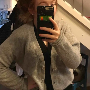  - Säljer en grå tröja från bikbok. Använd 2 gånger. Är en XS men sitter som en s/m. Säljer PG att den ej kommer till användning. Impulsköp. 