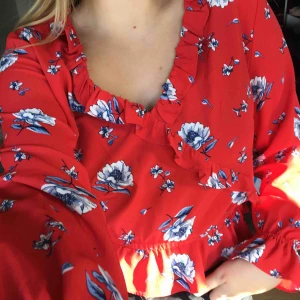  - Blommig tröja från hm, står 42 men är väldigt liten, skulle säga mer 36/38.. frakt tillkommer på 20 kr, prutbar