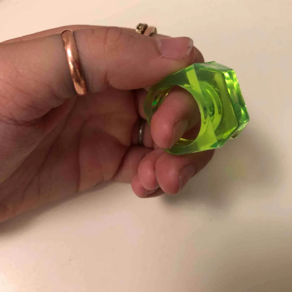 Rolig grön ring, köpt för  99 i england. Frakten ingår i priset✨. Accessoarer.