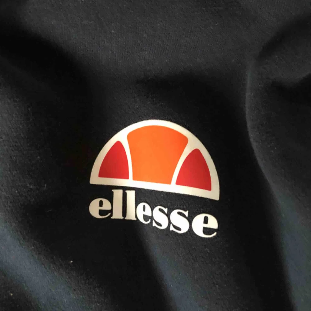 En mörkblå Ellesse hoodie med litet märke vid bröstet, knappt använd. Är i jätte bra kondition, köptes originellt för 450kr. Hoodies.