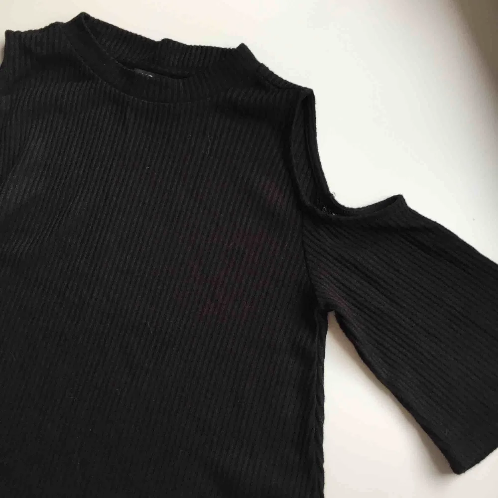 Riktig snygg tröja från monki med hål för axlarna💞 aldrig använd då det inte är min stil💕 . Skjortor.
