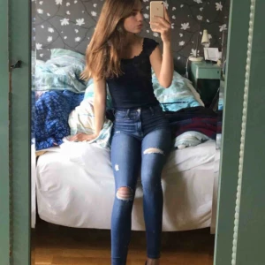  - Väärldens skönaste jeans från Hollister, jeansen heter ”ultra highrise Jean legging”!   Stl ”0R”  (vilket motsvarar ca XS) och W24, L28! 🌟 Frakt ingår ej.