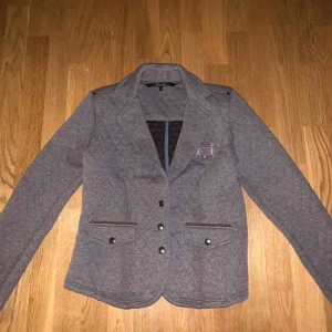  - En jättefin grå kavaj. Använd en gång. Köparen står för frakten 💖