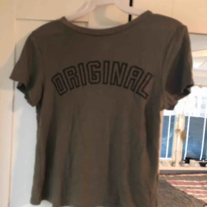  - En fin grön t-shirt från hm i storlek xs. Tröjan är i fint skick.   Ej upphämtning   
