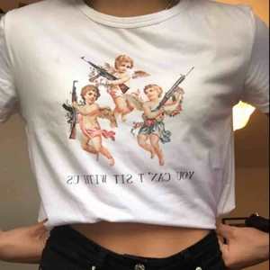  - Hej säljer denna tröja ifrån whitemarket us pågrund av att jag aldrig använder den! På tröjan är det 3 änglar som håller i vapen och sedan lyder texten ”You cant sit with us” Möts upp i Karlskrona eller fraktar jag! 100kr+ frakt