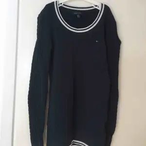 Marinblå stickad tröja från Hilfiger strl XS  Nypris ca 500 kr  Kan hämtas i Spånga/Vällingby eller så står köparen för frakt via Postnord. 