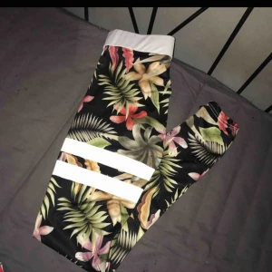  - Träningsbyxor aldrig använda  Köpare står för frakt 